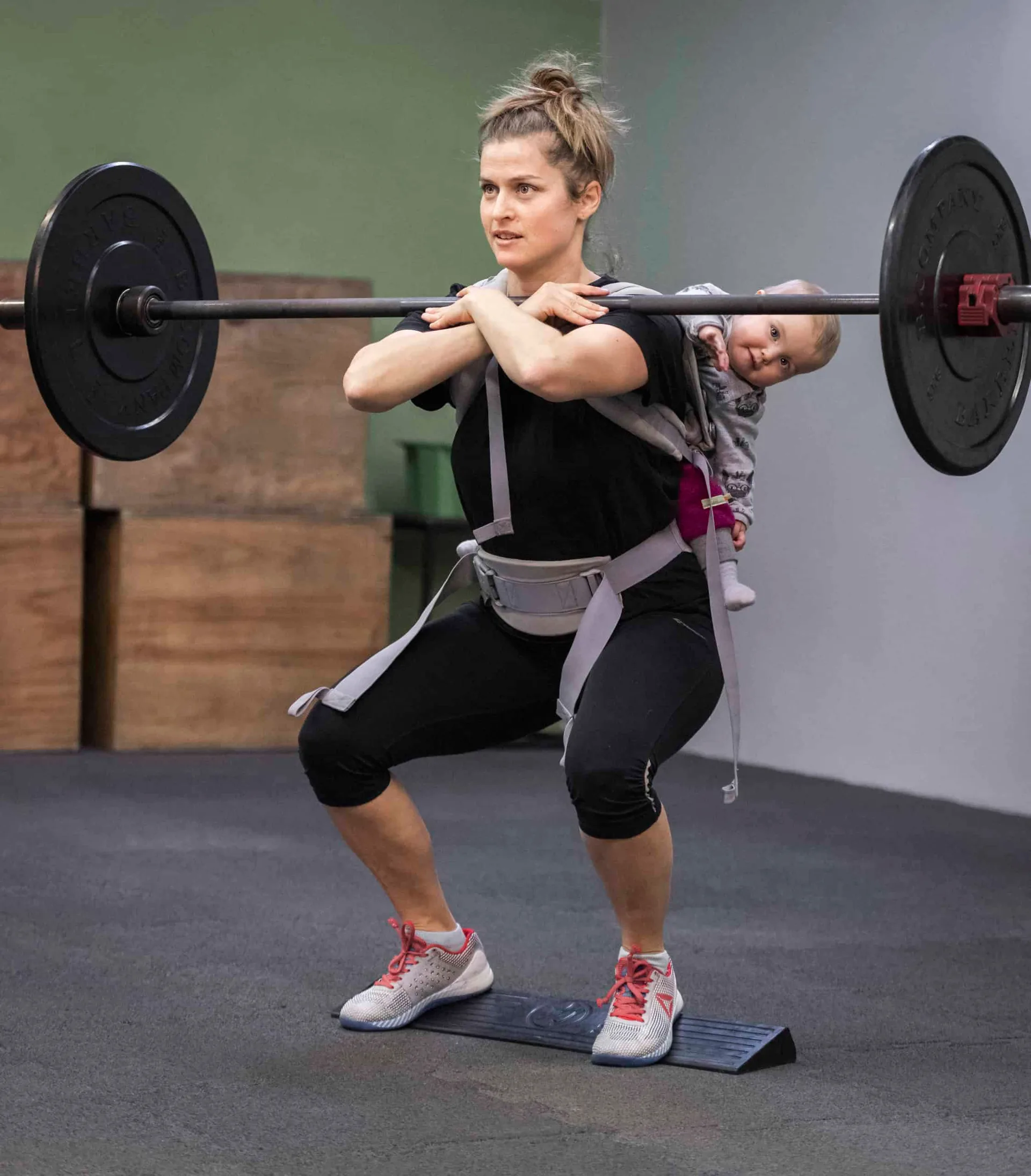 Baby Hero Training — Mama mit Baby beim Training